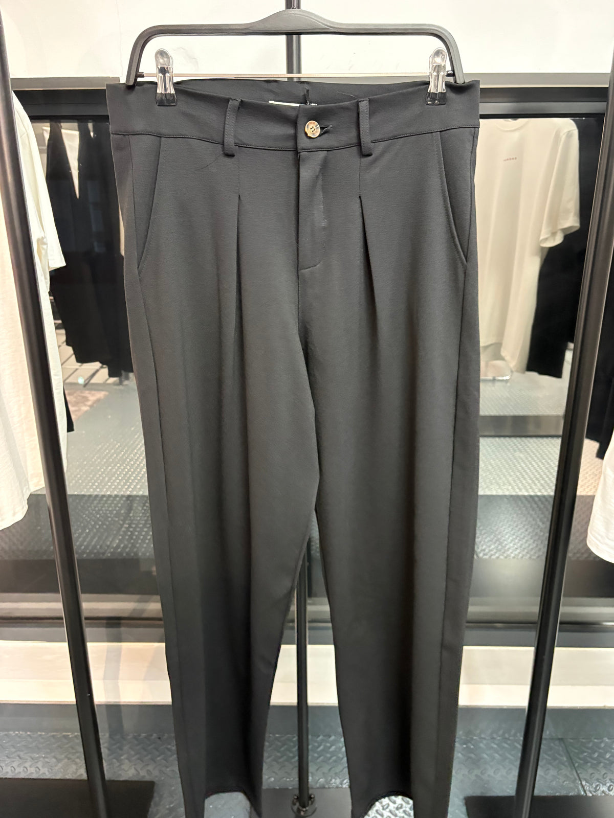 Le Pantalon tailleur à pinces - Noir